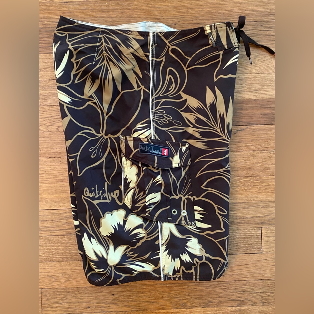 Quicksilver Men’s Hawaiian Print Board Shorts